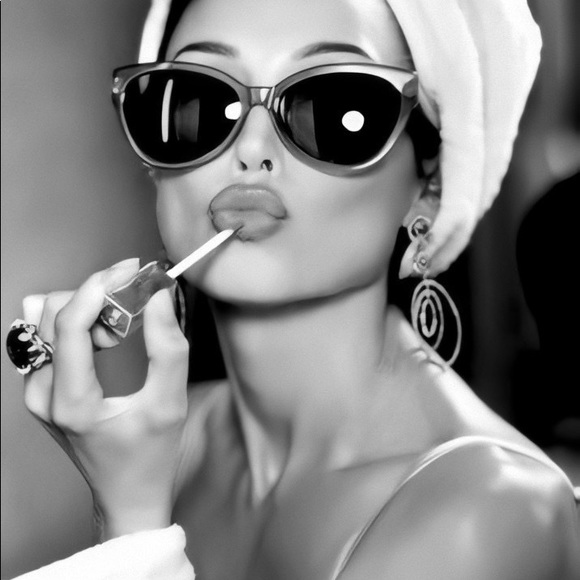 Meet your Posher, Jena - Picture 1 of 2